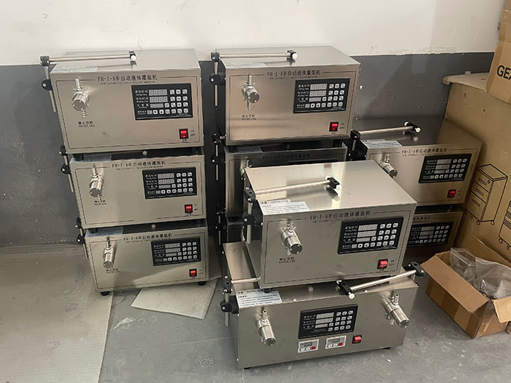 小型半自动单头液体灌装机